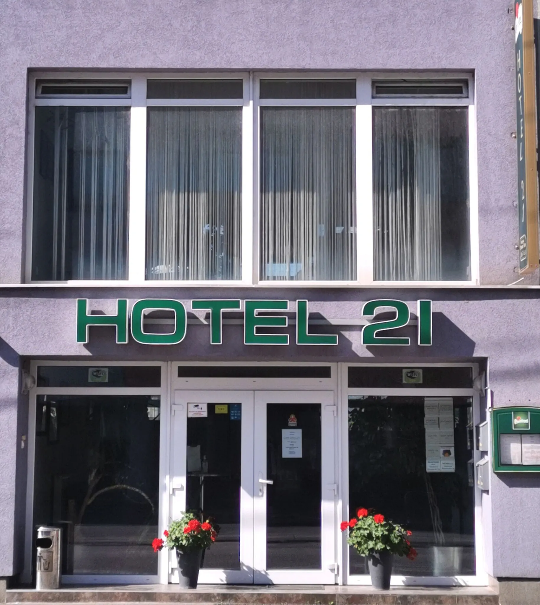 Hotel 21***