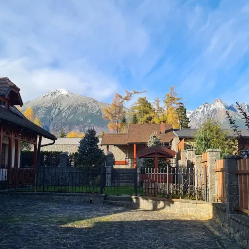 Z&aacute;hrada s v&yacute;hľadom na Slavkovsk&yacute; &scaron;t&iacute;t