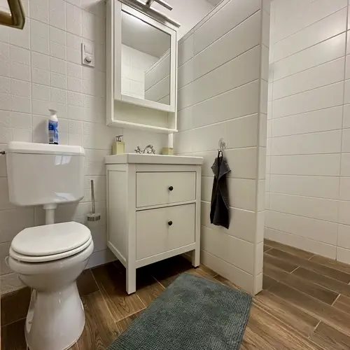 f&uuml;rdőszoba zuhannyal &eacute;s wc-vel