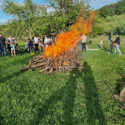 Foc de tabara cu prietenii, la locatie