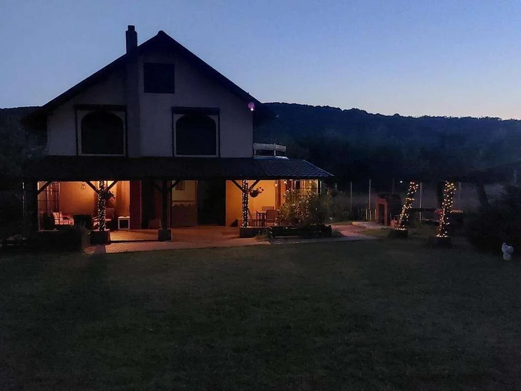 Căsuța din Livadă Drăganu-Olteni