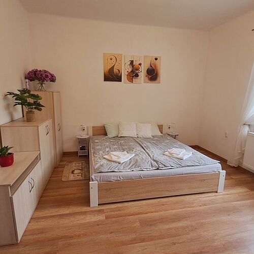 Csal&aacute;di szoba