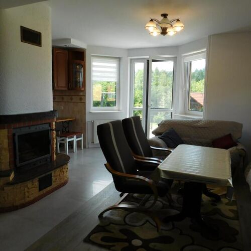 Część salonu z kominkiem