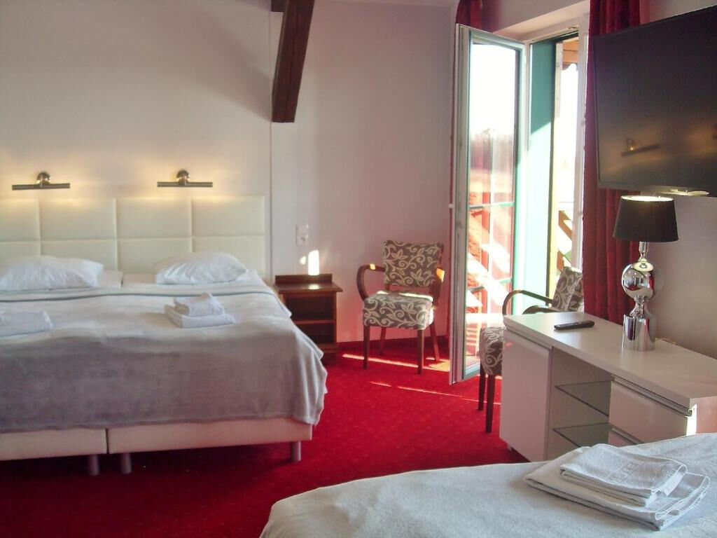 Apartament rodzinny 4-osobowy z balkonem z panoramicznym widokiem komfortowa Mazurska Chata Mikołajki