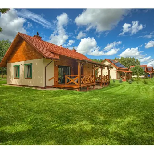 Na pierwszym planie jest bungalow Wodnik i Szuwarek.