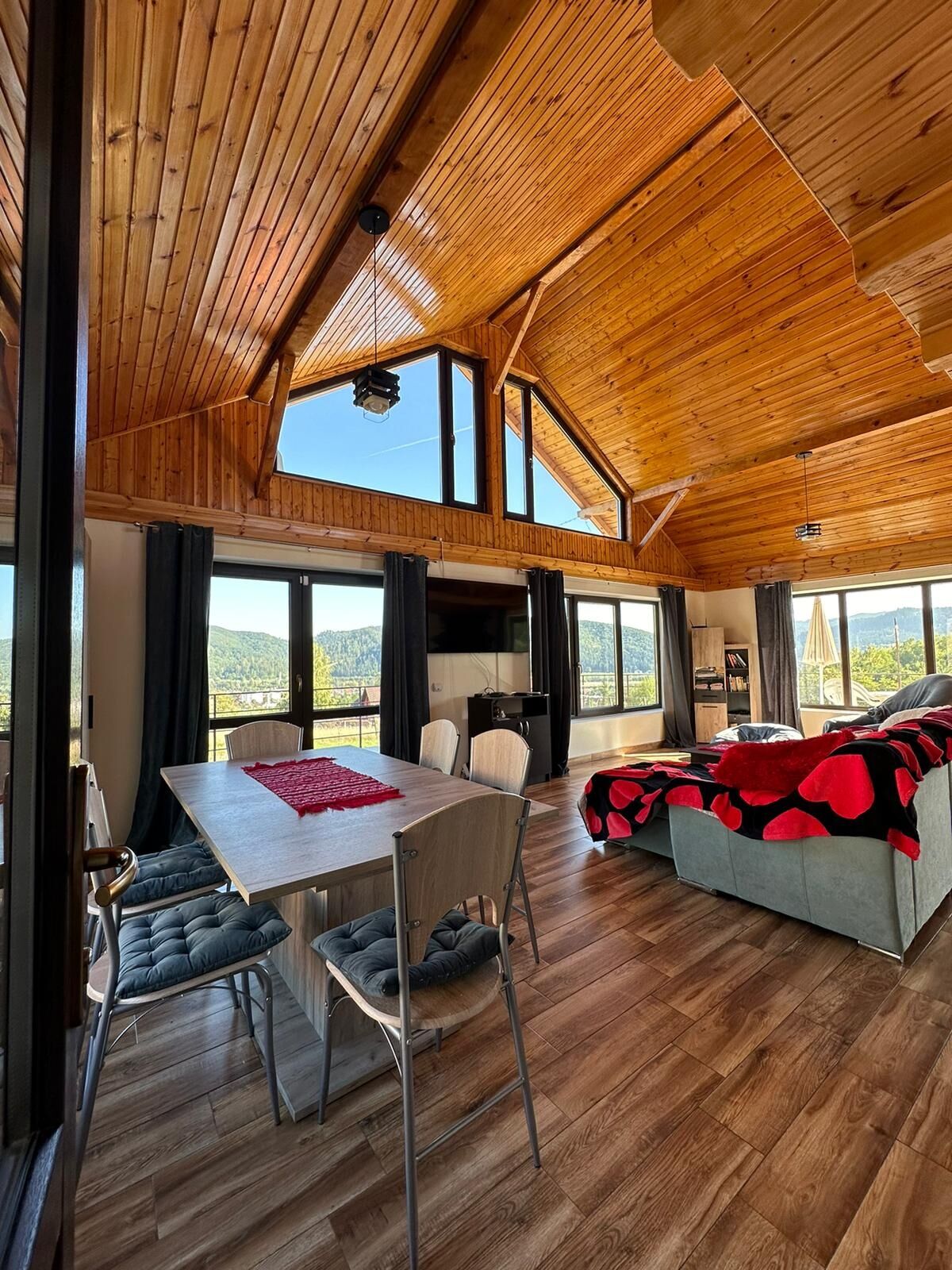 Casa Damis Gura Humorului