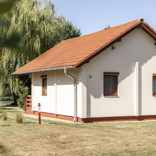 D9 Horgásznyaraló – vízparti gerendaház jakuzzival Hövej