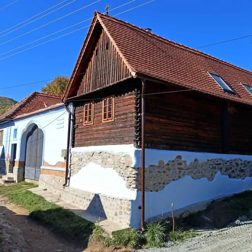 Casa Rico &bull; casa taraneasca la poalele muntilor langa Sibiu