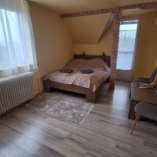 Francia &aacute;gyas emeleti h&aacute;l&oacute;