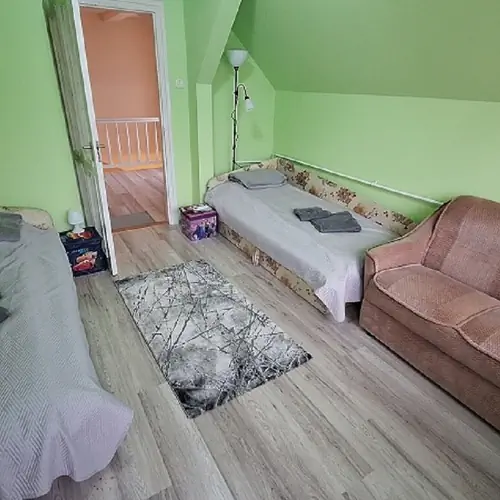 K&eacute;t&aacute;gyas emeleti h&aacute;l&oacute; 1