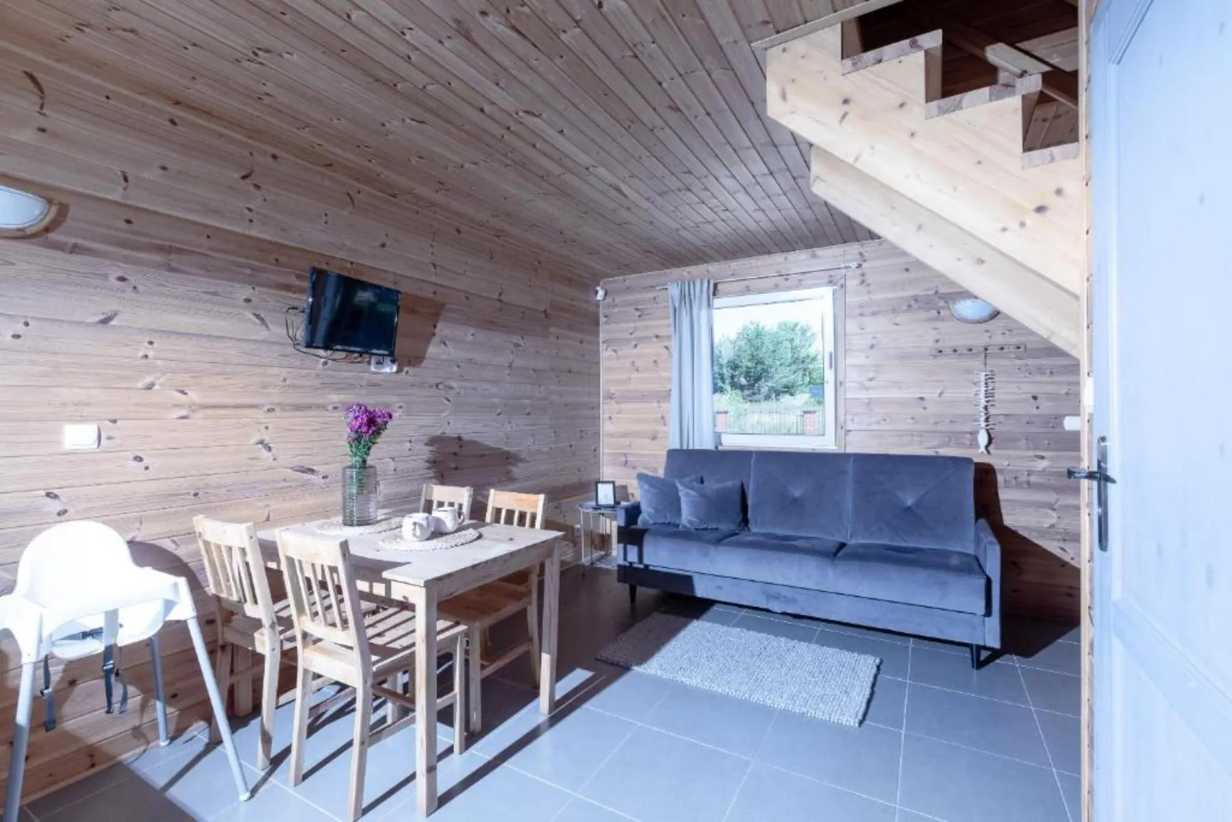 Salon z aneksem kuchennym 