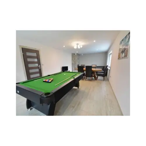 Salon og&oacute;lnodostępny z bilardem i kominkiem