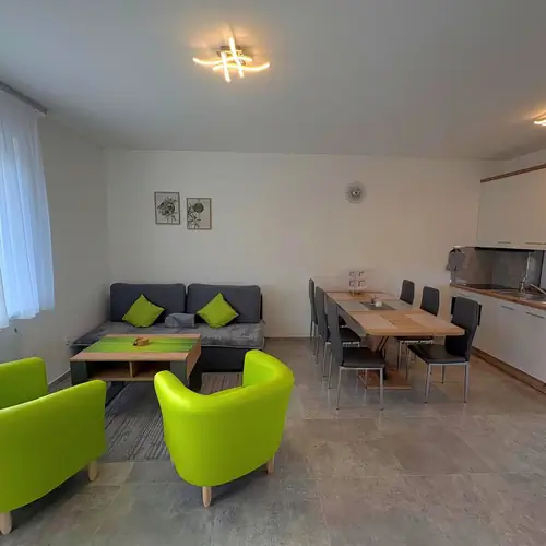 Na Parterze jasny salon z kanapą rozkladana, telewizorem, stołem kawowym i Jadalnym. Kuchnia w tylnej części pomieszczenia.