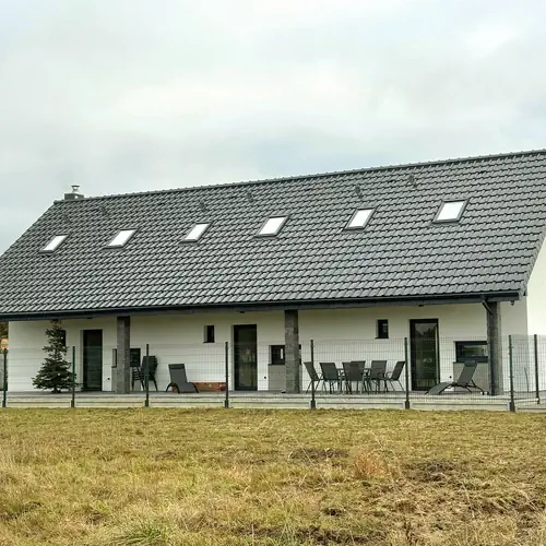 Widok domu od tyłu, widać tarasy 
