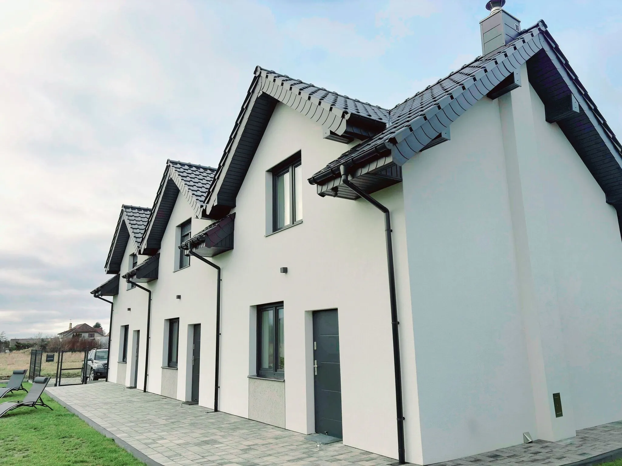 Widok domu od strony frontowej z wejściem gł&oacute;wnym.