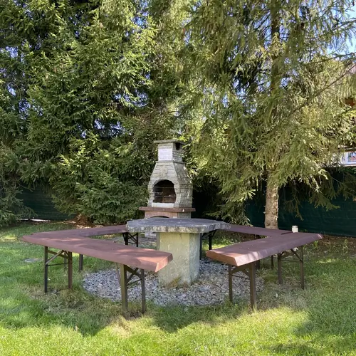 grill wraz z kamiennym stołem