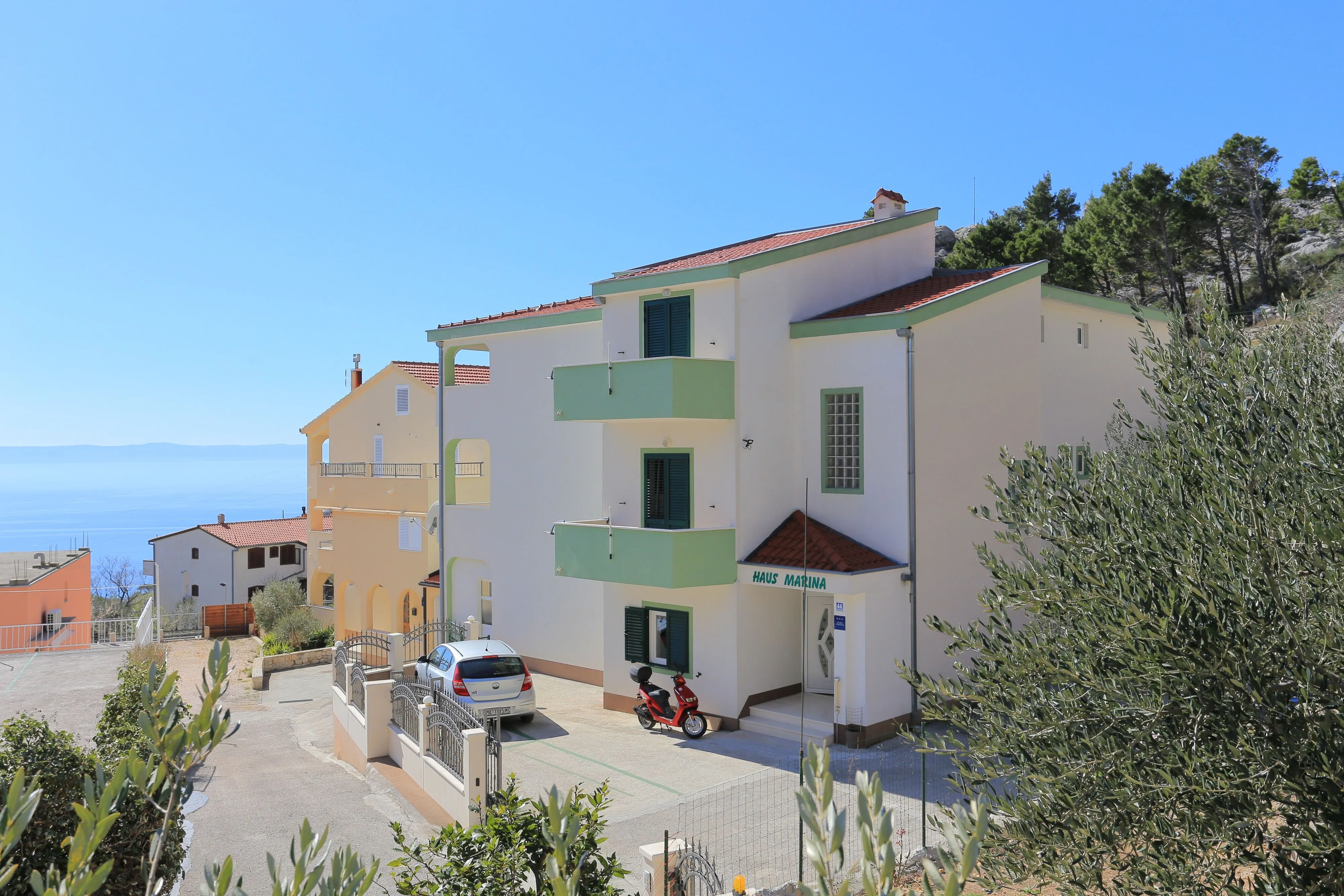 Apartments With Parking Space Makarska - 25063