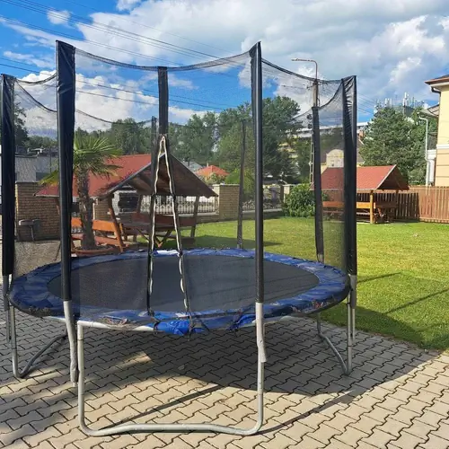Udvar, pavilonok, grill, trambulin