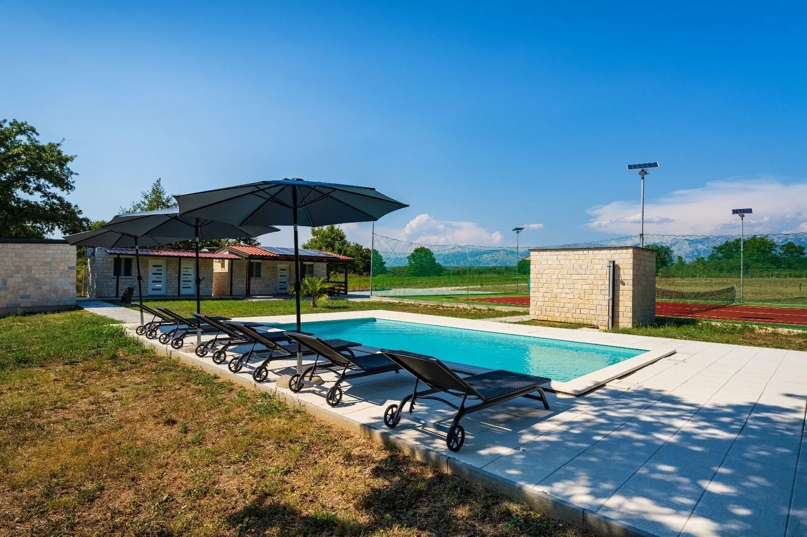 House Relax with pool and private tennis court Posedarje