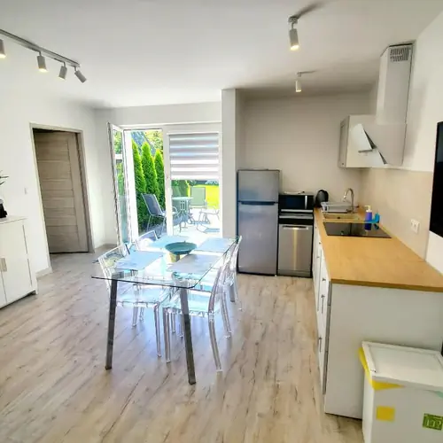 Apartament 4 osobowy z osobną sypialnią i wyjściem na ogr&oacute;d - kuchnia