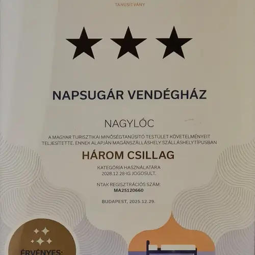 Minős&iacute;t&eacute;s: 3 csillag