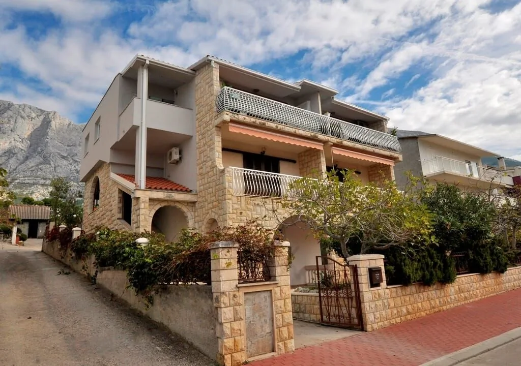 Apartments With Parking Space Makarska - 25161
