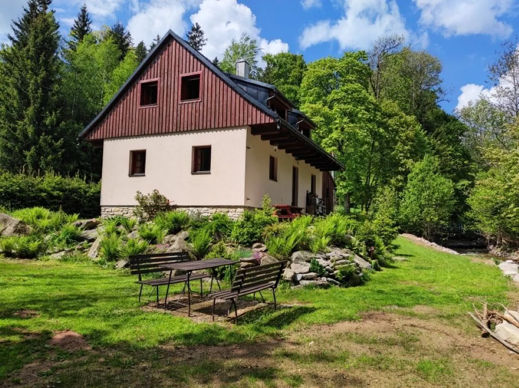 Chalupa u jezu Jezinka