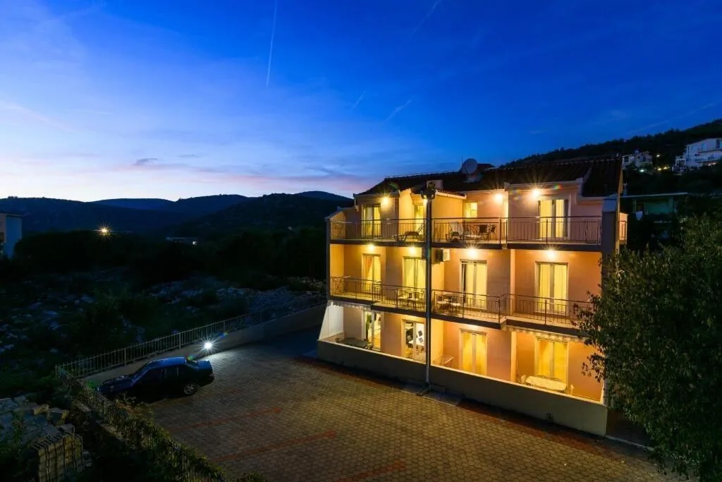 Apartments With Parking Space Marina, Trogir - 25135 Marina