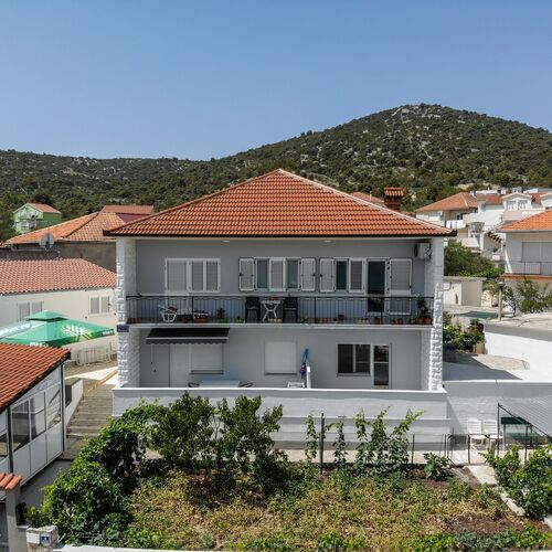 Apartments With Parking Space Vinišće, Trogir - 25256 Vinišće