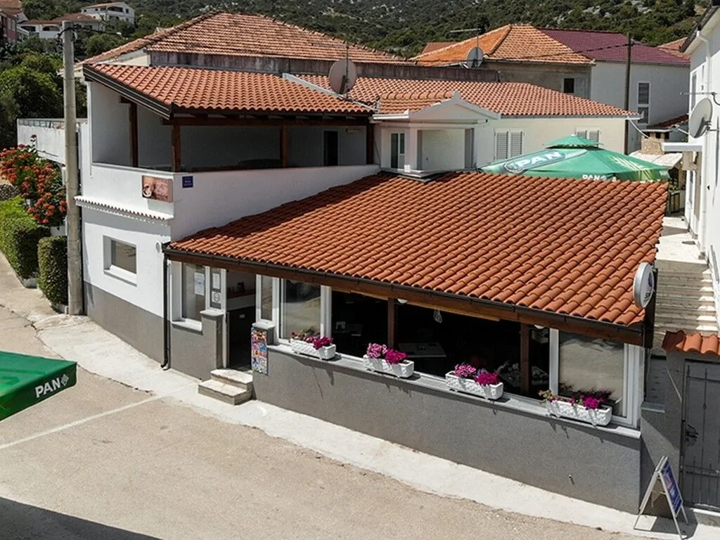Apartments With Parking Space Vinišće, Trogir - 25373 Vinišće