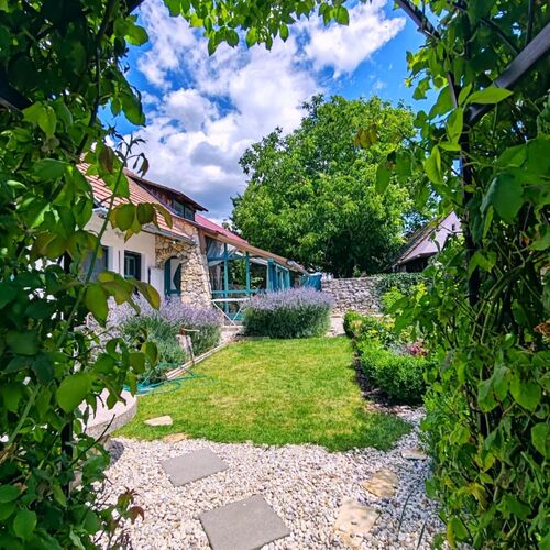 Estate by the creek Vászoly