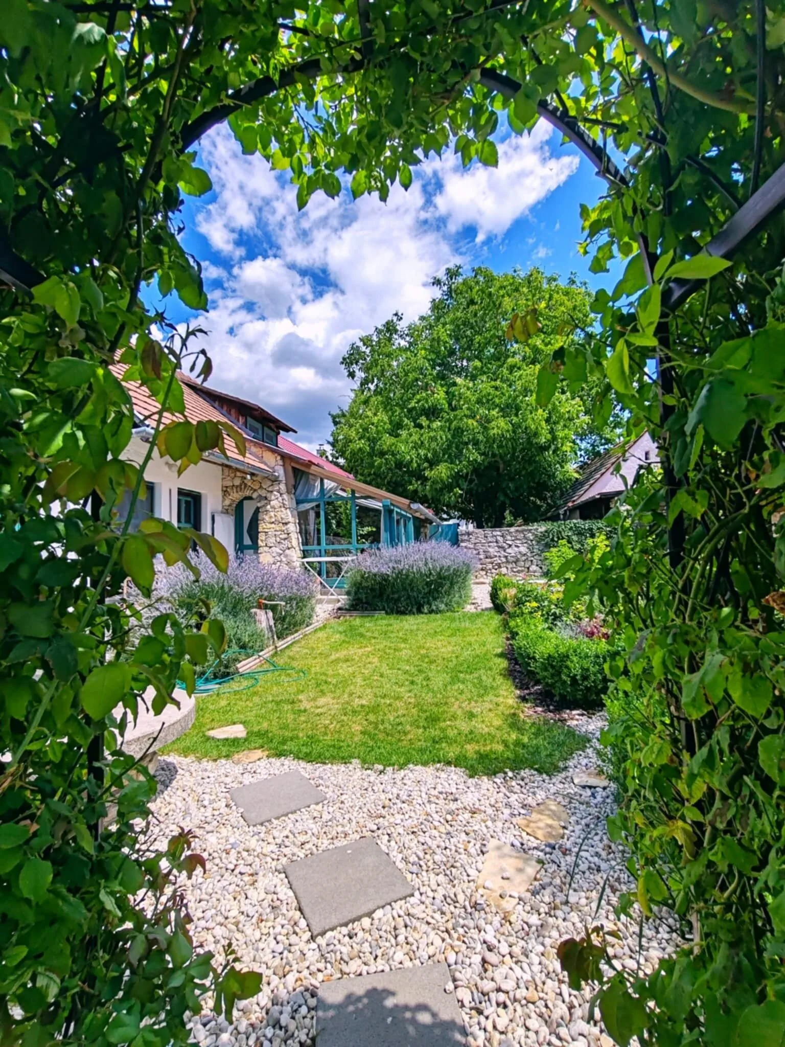 Estate by the creek Vászoly