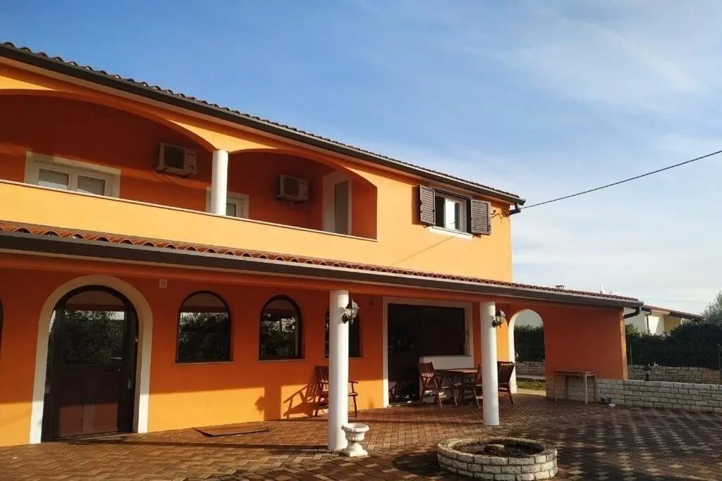 Apartments With Parking Space Kaštel, Central Istria - Središnja Istra - 25684 Kaštel
