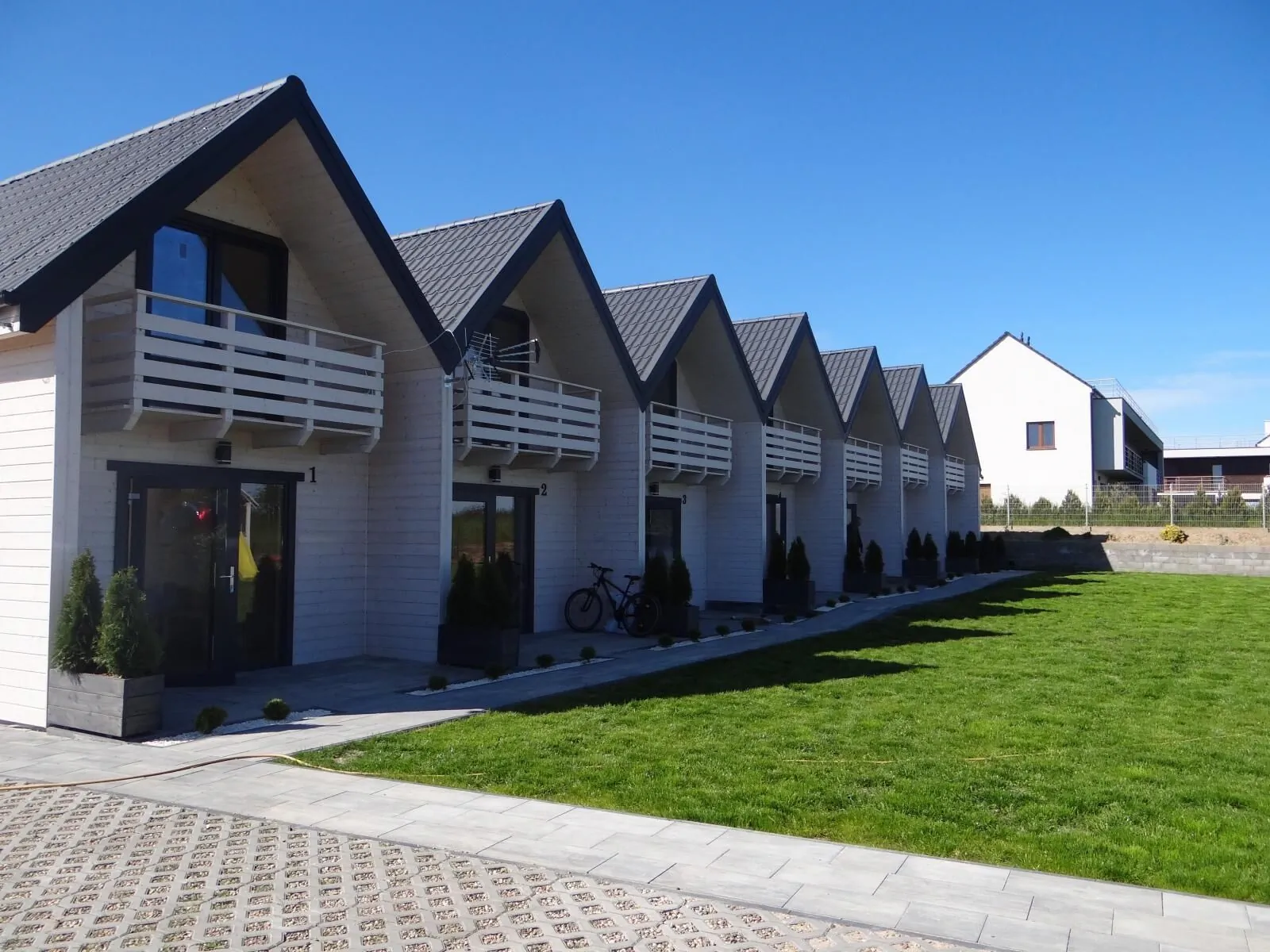 WHITE HOUSES Rewal