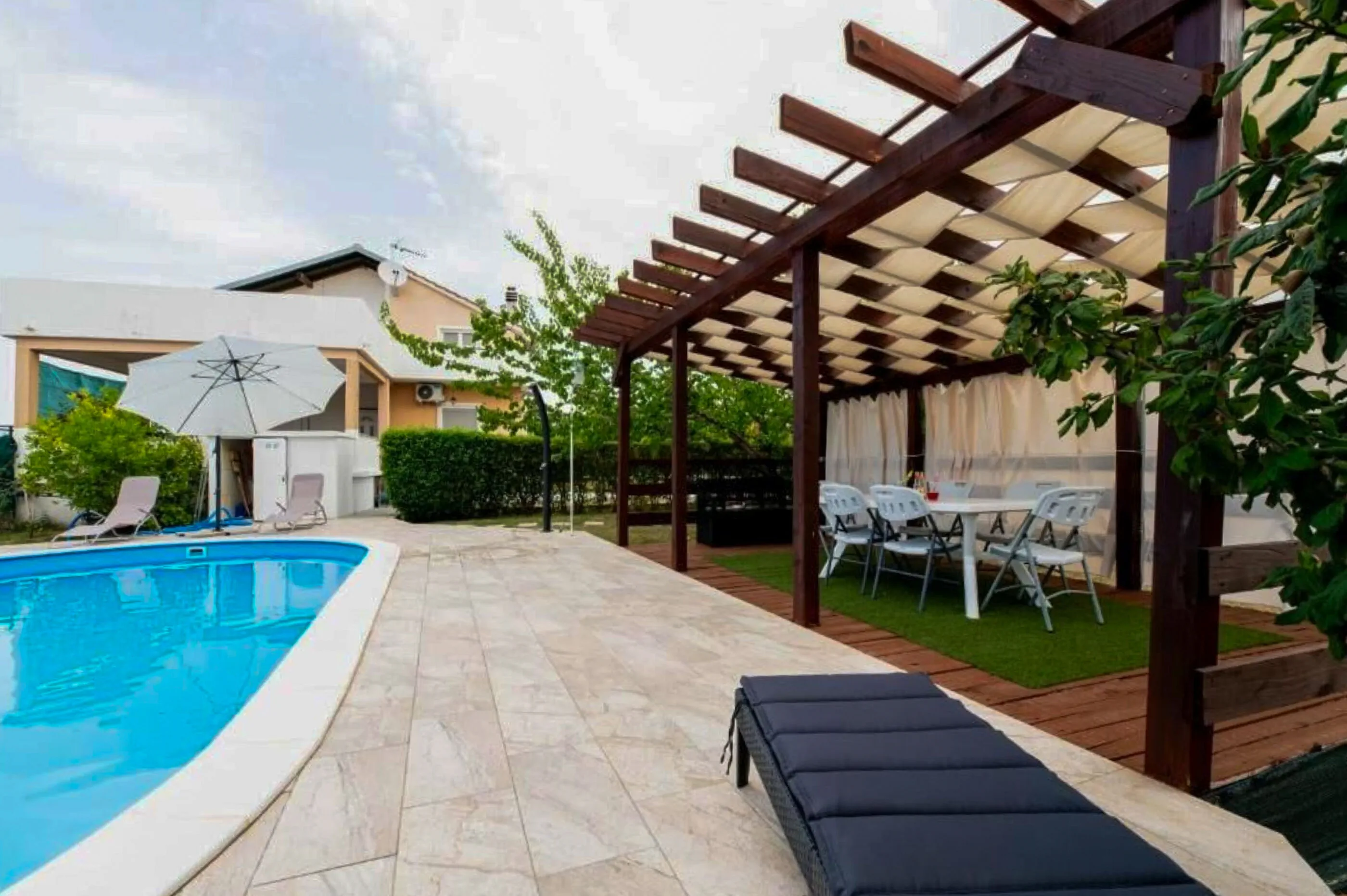 House Bistre with private pool Radovin