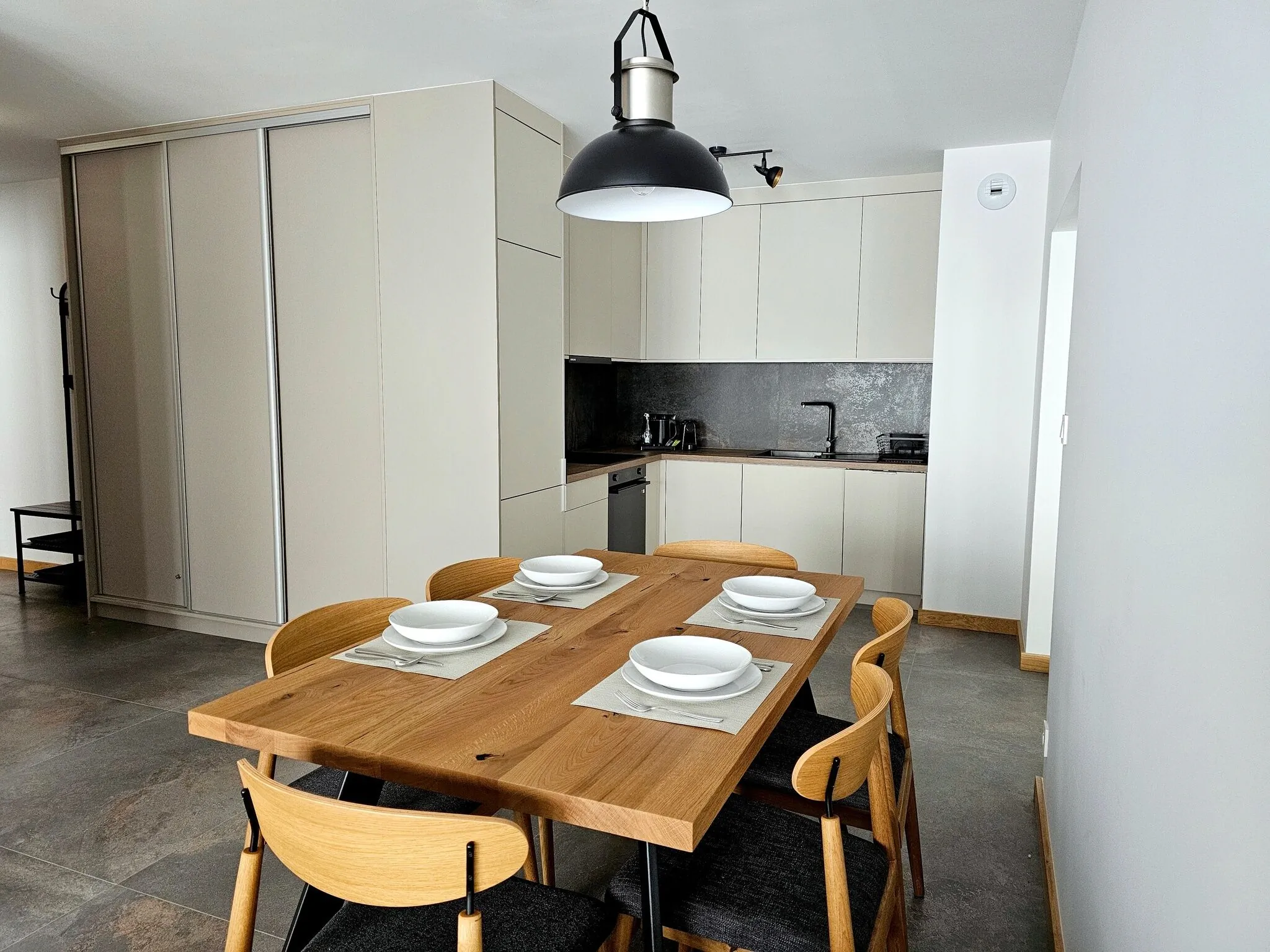Coastline Residence – Designer Seaside Apartment with Pool, 2-Minute Walk to the Beach