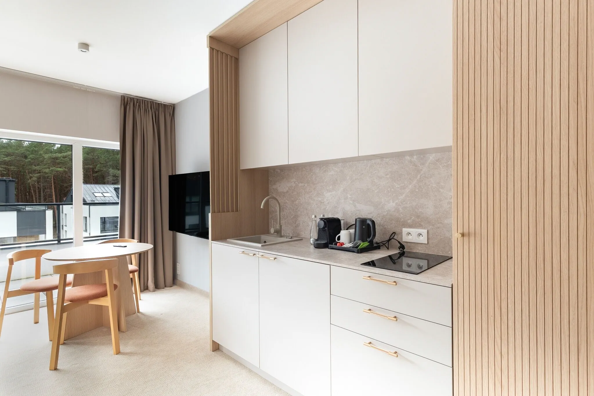 Hidden Coast Superior – Premium Seaside Apartments with Pool, 2-Minute Walk to the Beach