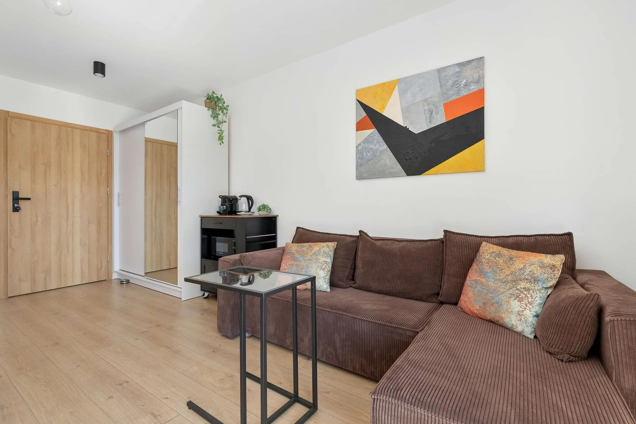 Brązowy Apartament z Ogródkiem | Biurko | Parking