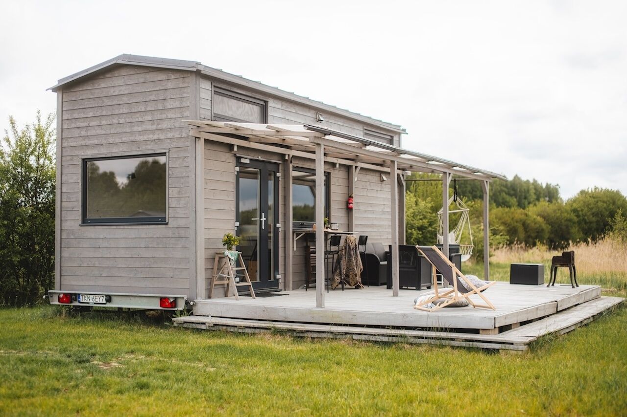 Tiny House z tarasem nad wodą, w sercu natury