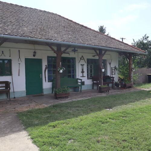 Udvar és bemutató ház