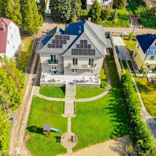 Az udvar és parkoló