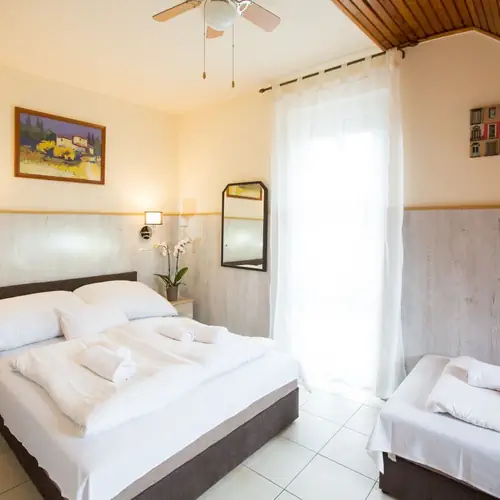 H&aacute;rom&aacute;gyas szoba