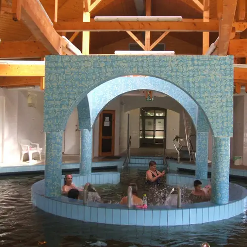 beltéri medence élményelemekkel