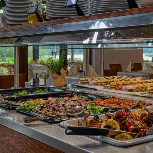 Büféasztal bőséges kínálattal