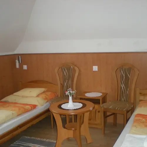 Csal&aacute;di Lakr&eacute;sz k&uuml;l&ouml;n&aacute;gyas szob&aacute;ja