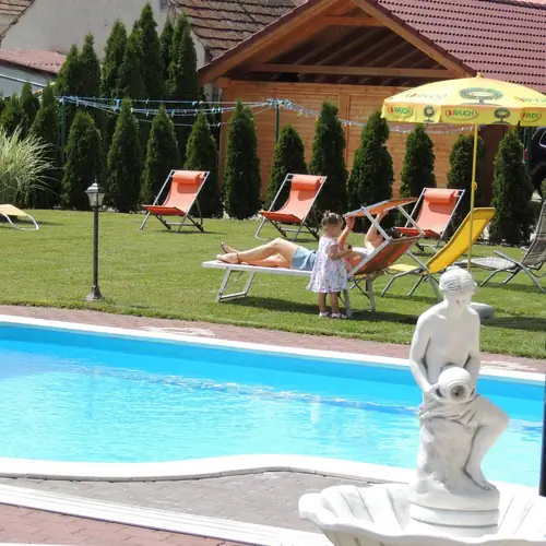 Fotó a medencéről