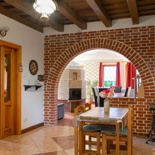 Fő bej&aacute;rati bel&eacute;pő