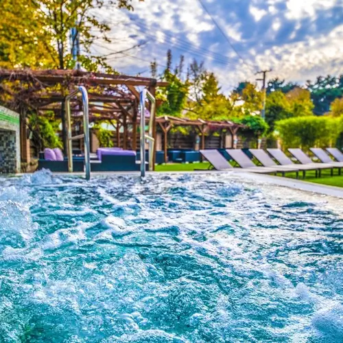 K&uuml;lt&eacute;ri jakuzzi