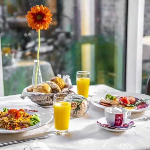 Sv&eacute;dasztalos reggeli