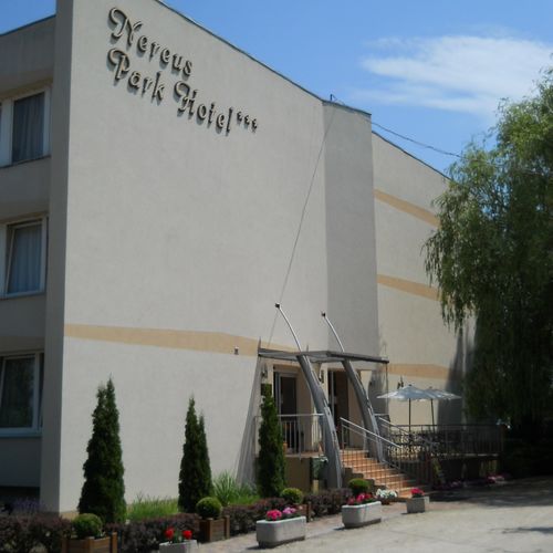 Hotel épülete a bejárat felől